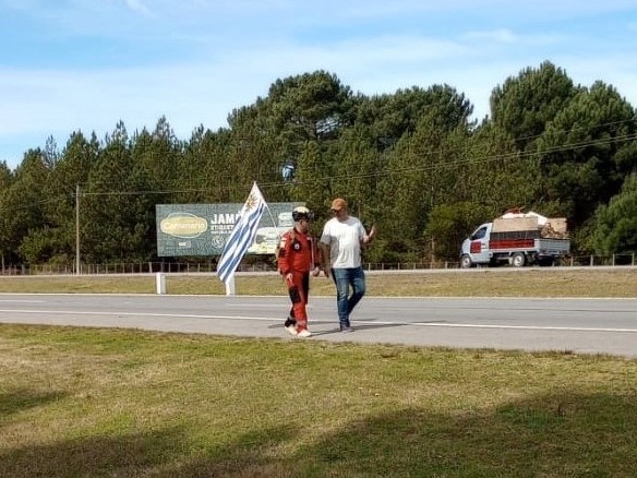 Rescatista emprendió una caminata desde Pan de Azúcar hasta Montevideo para entregarle una carta a Lacalle Pou