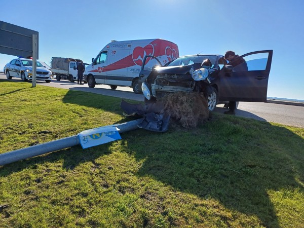 Auto impactó contra una columna