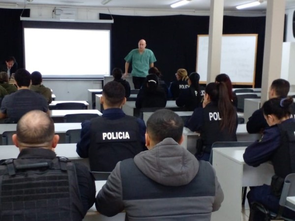 Capacitación de policías en instalaciones de la Facultad de Medicina del Claeh