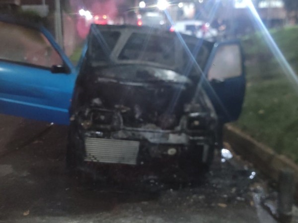 Auto se incendió por problemas mecánicos