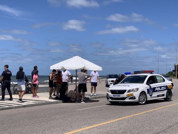 Una ciclista resultó lesionada tras chocar con un automóvil en la rambla de Punta del Este