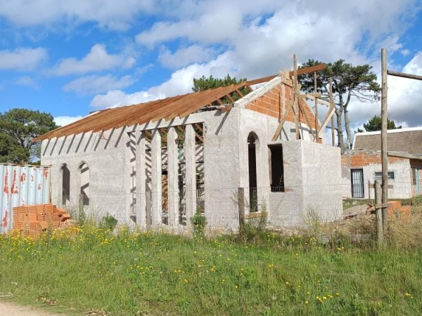 Qué pasa con la capilla de balneario Buenos Aires: el proyecto de un párroco polaco que atenderá a 80 niños y fue robada dos veces