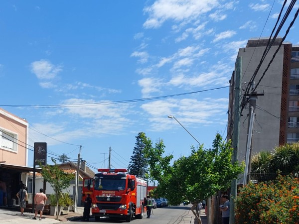 Sofocaron principio de incendio en una pizzería; Bomberos aclaró que no fue por pérdidas de garrafas