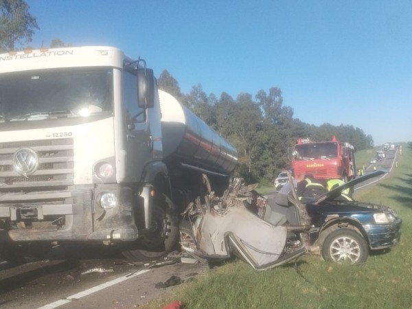 Siniestro de tránsito fatal en ruta 12: dos personas fallecieron y otras dos resultaron lesionadas