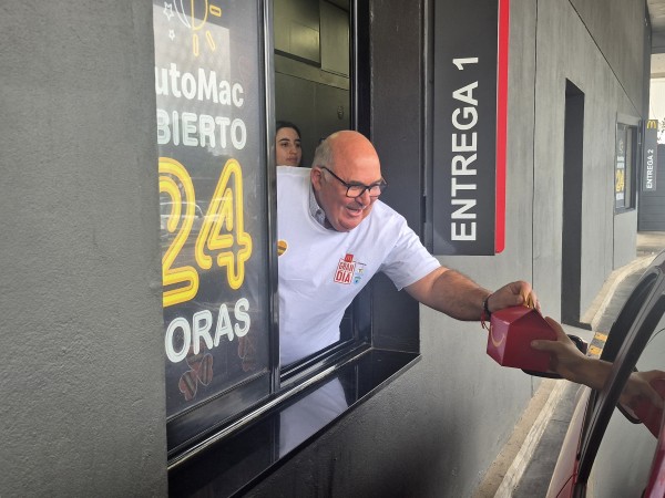 Intendente participa en el Gran Día de McDonald’s atendiendo al público en Atlántico Shopping