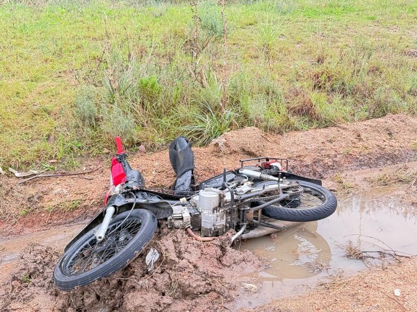 Robaron una moto en una cooperativa y la dejaron abandonada al darse a la fuga