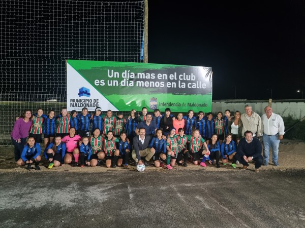 Se inauguró la cancha de césped sintético de Liverpool en Maldonado Nuevo