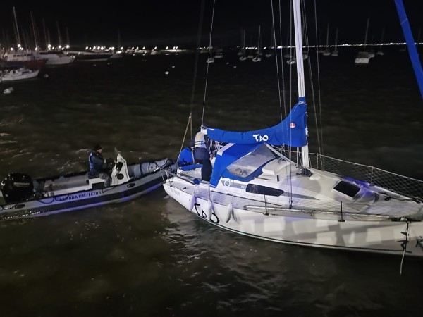 Otro velero arrastrado por el viento en Punta del Este fue rescatado a tiempo