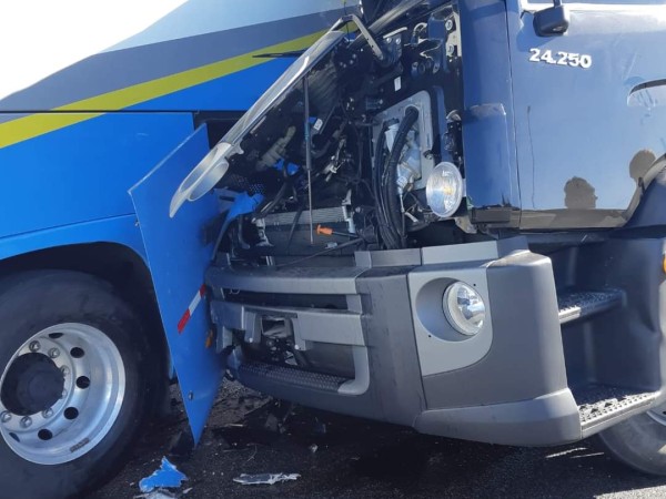 Ocho heridos en choque entre dos buses de Copsa y un camión en ruta Interbalnearia
