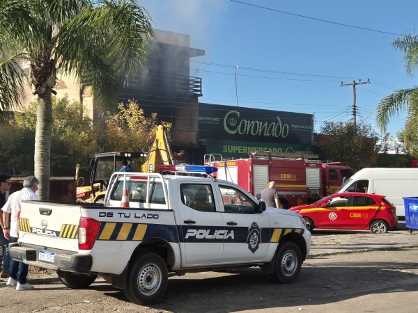 Bomberos continúa trabajando en importante incendio que afectó un supermercado del Chuy y a cuatro locales más