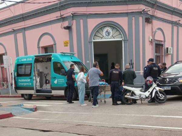 Siniestro de tránsito en San Carlos: colisión entre camioneta y moto dejó un lesionado