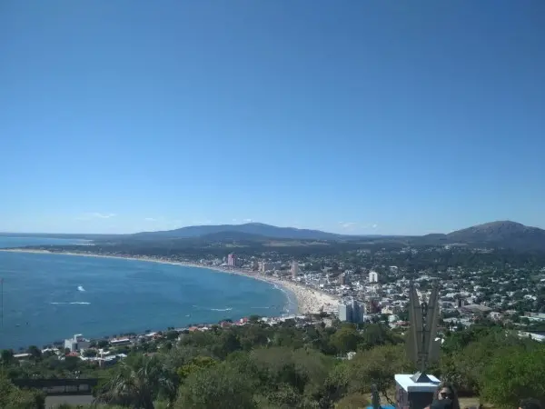 Vecinos de Piriápolis buscan aplicar ley de vagancia por inseguridad y el refugio del Mides no se instalará en el hotel Alcazar