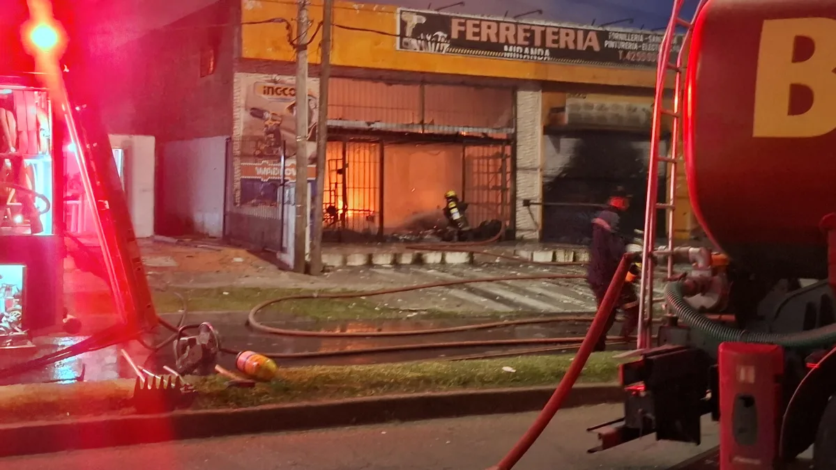 Importante incendio en una ferretería de Maldonado: se registran explosiones y una gran columna de humo