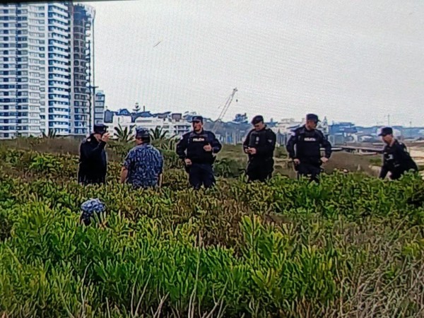 Policía Científica trabaja en zona restringida de la Brava donde apareció mochila enterrada