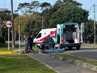 Dos hombres resultaron con lesiones graves tras choque entre moto y bicicleta