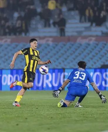 Peñarol goleó a Wanderers en el Centenario y se consagró bicampeón del Torneo Intermedio