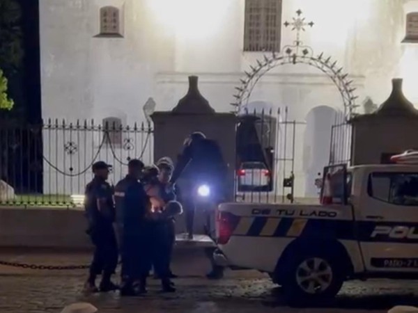 Un hombre ingresó a la iglesia de San Carlos con su automóvil y ocasionó daños