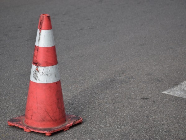 Adolescente que viajaba en moto embistió a un peatón en San Carlos