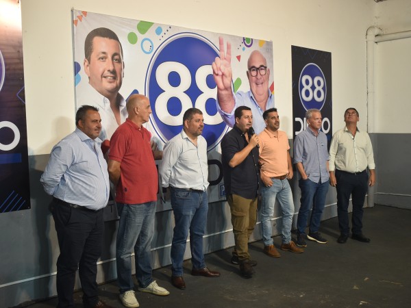 Diego Echeverría presentó los candidatos a alcalde de la Lista 88