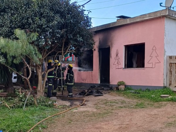 Niños intentaron encender una estufa con alcohol y papel, y su casa se incendió por completo