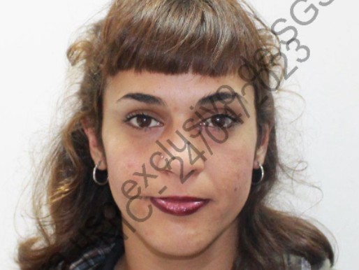 Se despertó en la madrugada y vio a una mujer parada junto a su cama que le exigía dinero; la misma cumplía prisión domiciliaria y marchó a prisión