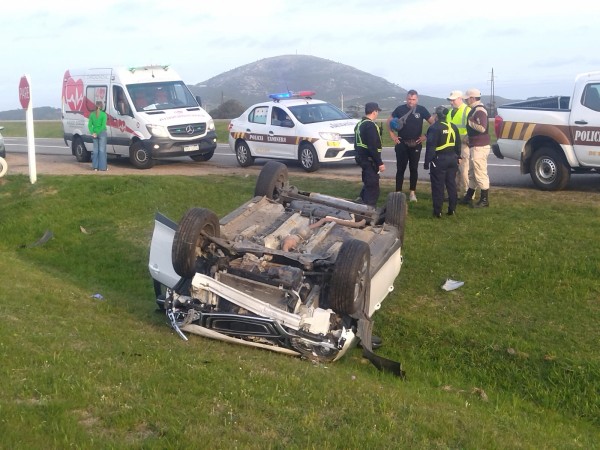 Espectacular vuelco con dos personas lesionadas