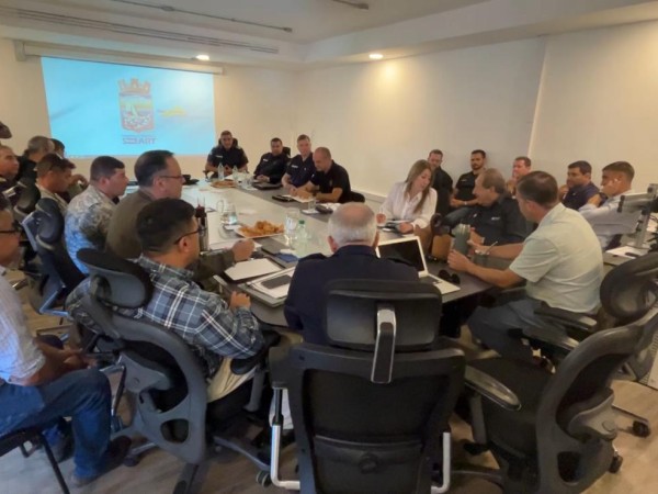 El subdirector ejecutivo de la Policía Nacional está reunido con autoridades de Maldonado