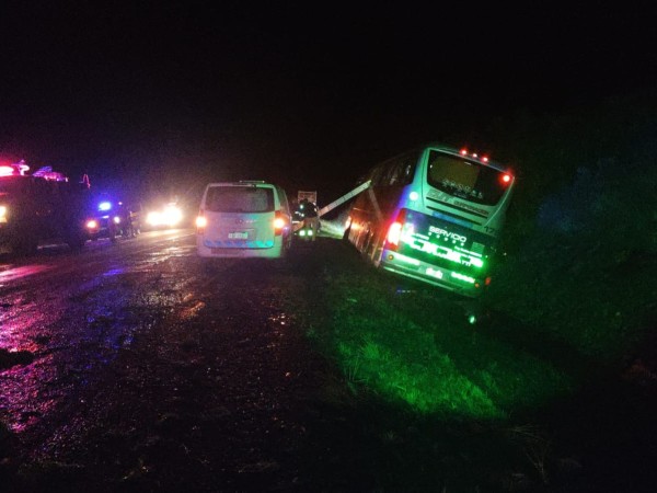 Una mujer falleció y otras dos personas resultaron heridas de gravedad tras despiste de bus que viajaba a Artigas