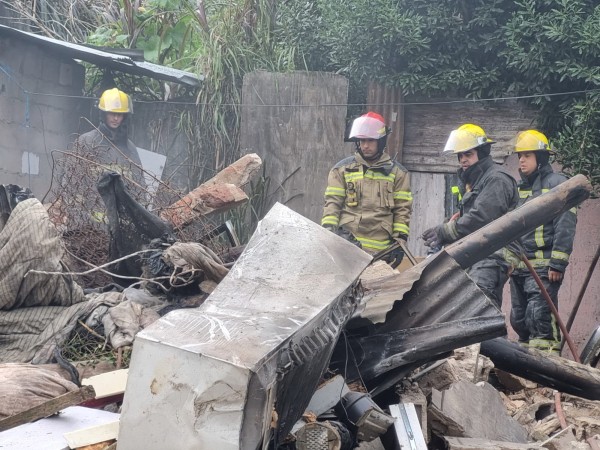 Así quedaron las casas incendiadas intencionalmente en el barrio Kennedy