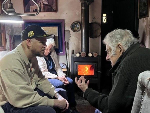 El rapero Residente visitó a José Mujica en su chacra