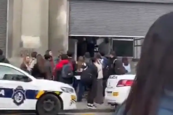 Exestudiantes de un liceo denuncian antecedentes de acoso y amenazas del joven detenido por apuñalar a una compañera en la Facultad de Medicina