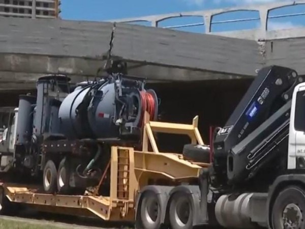 Camión de Ancap iba a reparar fuga de oleoducto en arroyo Solís, enganchó puente de accesos a Montevideo y dejó la ruta cortada