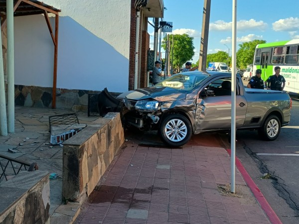 Camioneta impactó co...