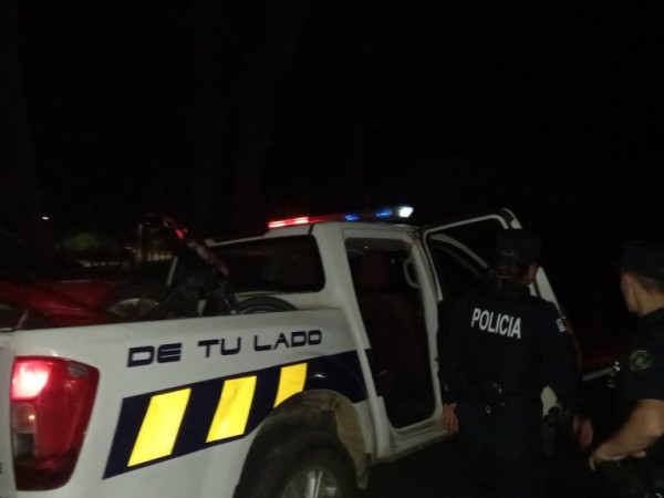 La policía busca a dos sujetos que asaltaron un comercio y cuando escapaban chocaron