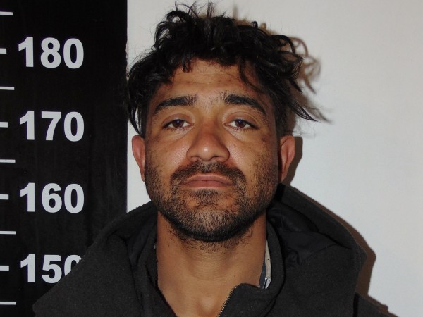 Un sujeto con tobillera entró por la banderola de un baño y se llevó varios aparatos electrónicos