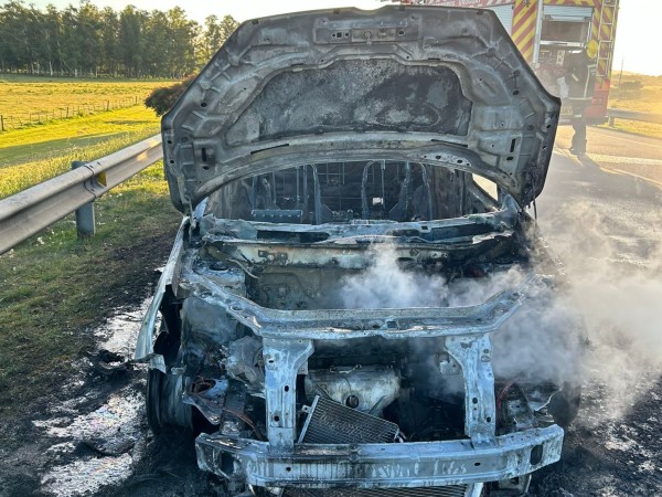 Vehículo tomó fuego mientras circulaba en la ruta 39