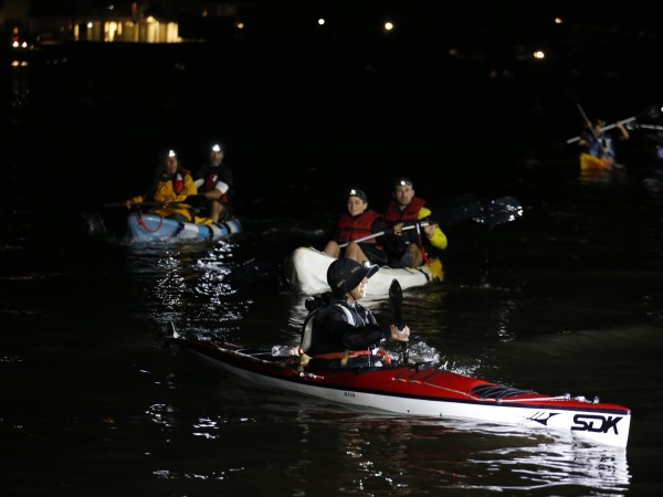 Cerca de 200 personas participaron de una travesía en kayak bajo la luna llena