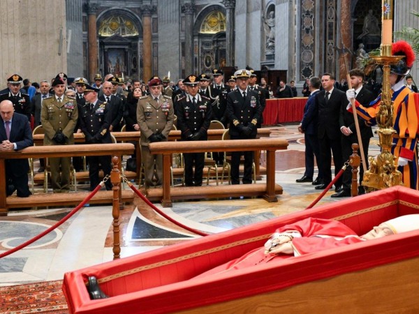 La grey católica sigue con atención el funeral del Papa Francisco con presencia de Presidentes, Jefes de Gobierno y Soberanos