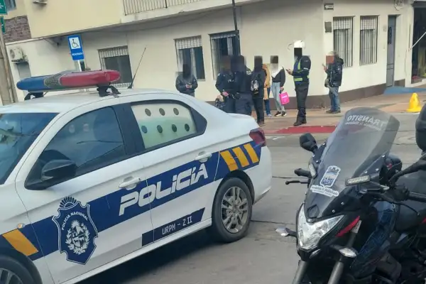 Choque entre dos motos dejó a una mujer lesionada en el centro de Maldonado
