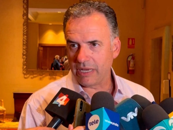 "El único favor que le pedí a Orsi... fue un turno para que mis nietas saquen la libreta..." dijo irónicamente Carlos Páez en la cena de recaudación