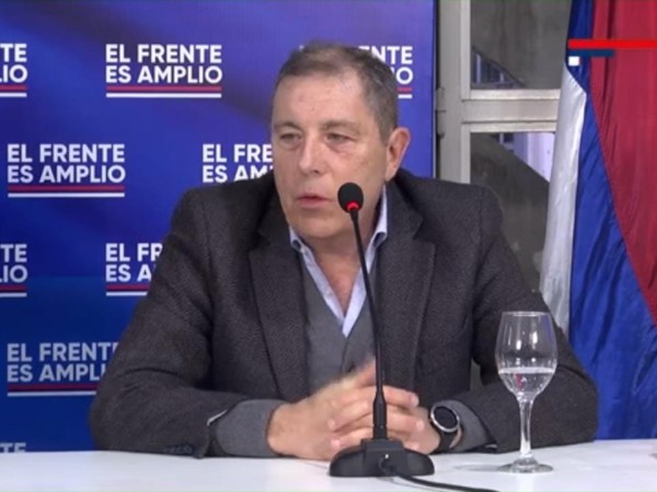 Ante fuga de capitales y aumento del dólar por el plebiscito de la Seguridad Social, Orsi nombra a su eventual ministro de Economía para dar tranquilidad a inversores
