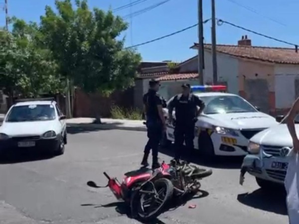 Un auto y una moto c...