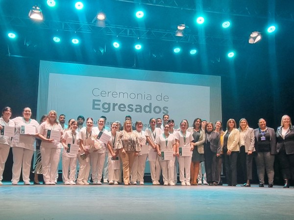 Egresaron 19 enfermeros de la Escuela de Enfermería de la Asistencial Médica