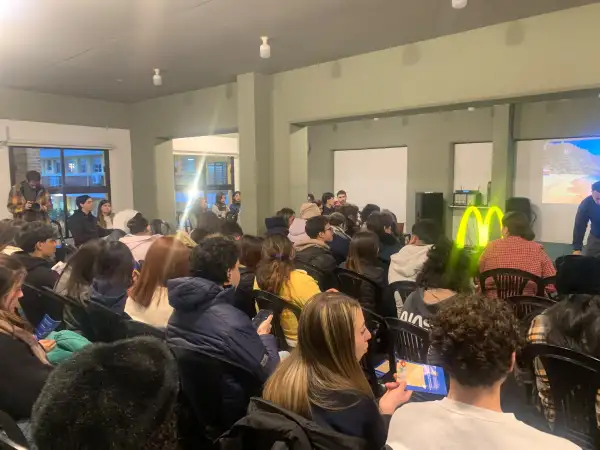 Unos 400 jóvenes se inscribieron para la charla de empleo de McDonald's y preparan una segunda instancia