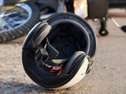Choque entre una moto y un camión dejó a una mujer lesionada