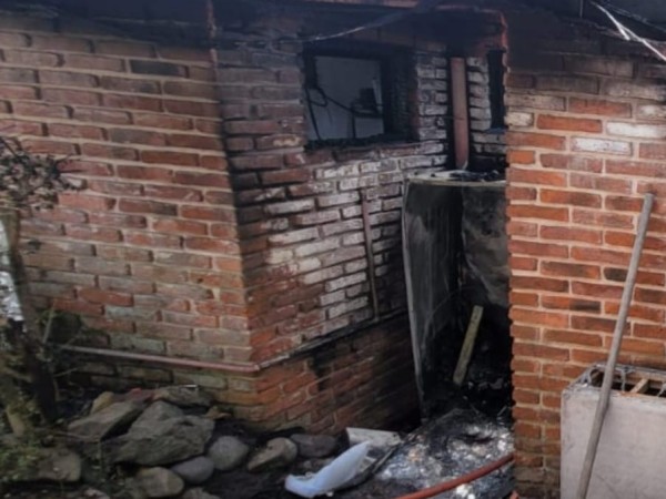 Se incendió barbacoa junto a un pequeño depósito en vivienda de Pinares sin personas afectadas