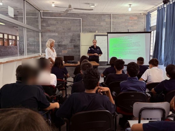 Policía brindó talle...