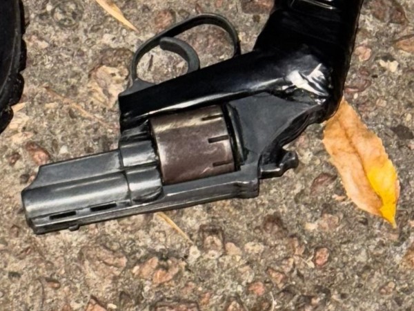 Policía lo identificó en la vía pública y llevaba un revólver calibre 22 encima
