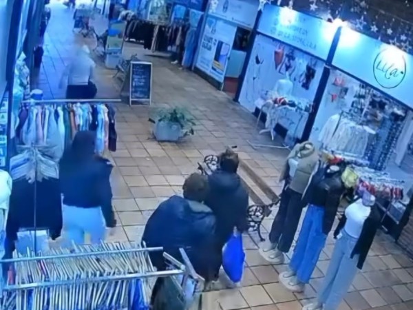 Delincuente intentó robar un negocio pero tuvo que huir al ser reconocido por otra comerciante: “Una clienta le hizo una zancadilla y ahí se le cayó una trincheta”
