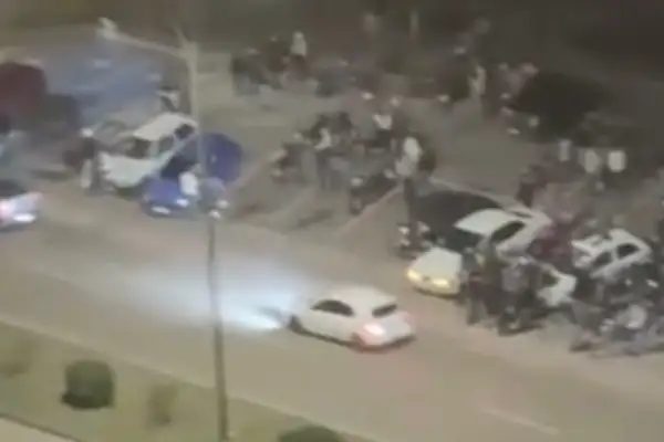 Vecinos proponen vallar los estacionamientos de Playa Mansa para evitar picadas y aglomeraciones nocturnas